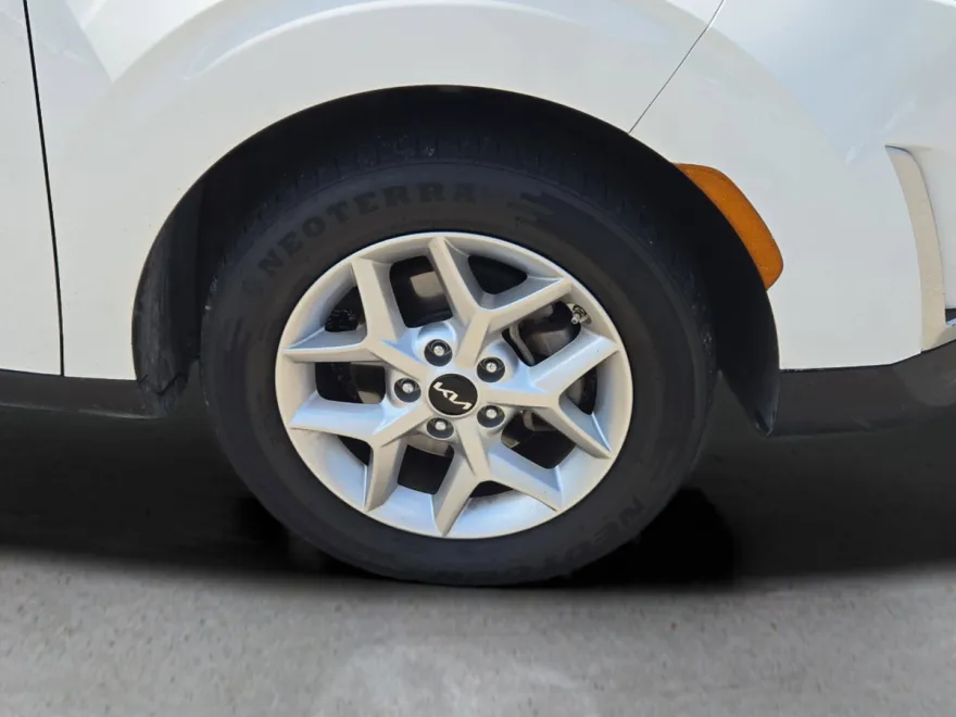 2024 Kia Soul LX photo 1