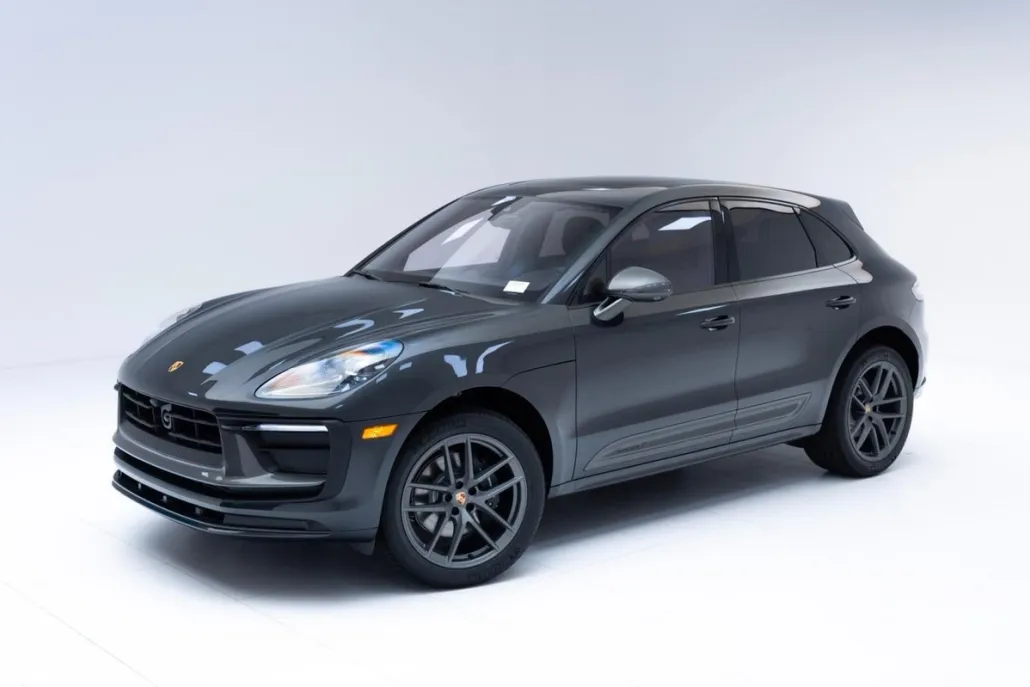 2025 Porsche Macan T photo 1