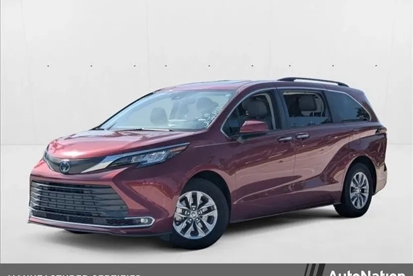 2022 Toyota Sienna XLE photo 1