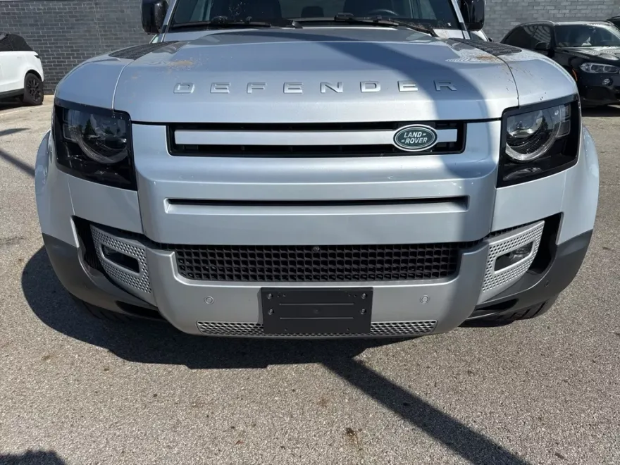 2024 Land Rover Defender 110 SE photo 1