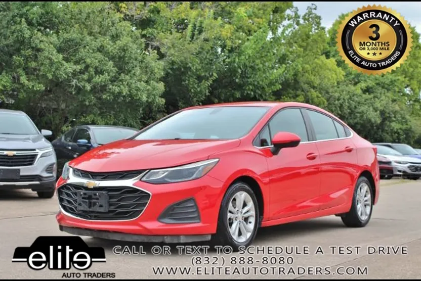 2019 Chevrolet Cruze LT photo 1