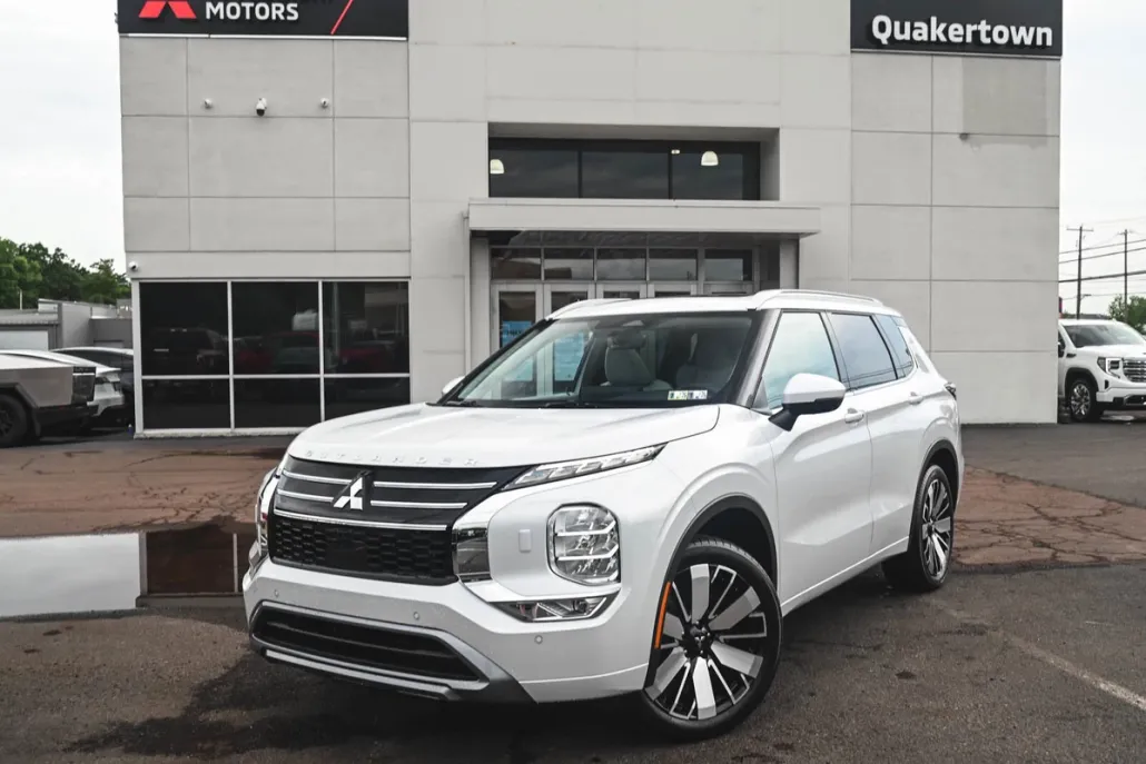 2025 Mitsubishi Outlander SEL photo 1