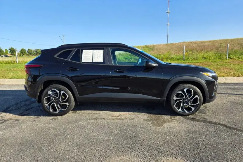 2025 Chevrolet Trax photo 1
