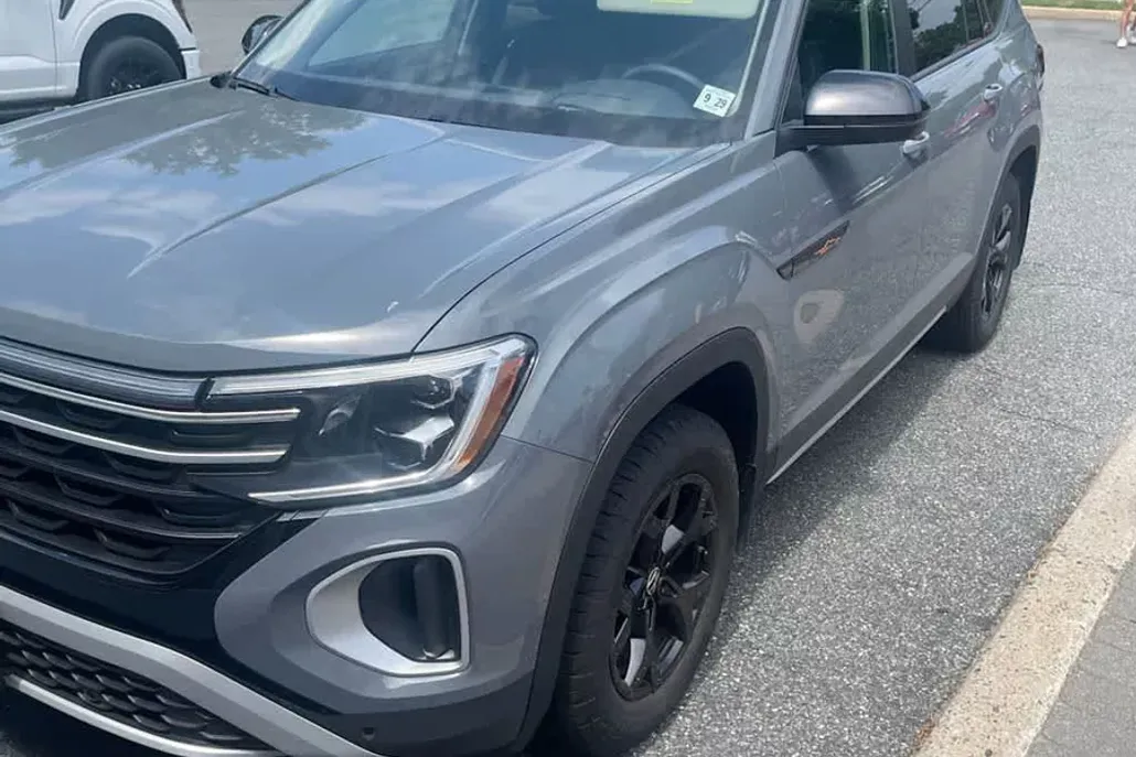 2024 Volkswagen Atlas Peak Edition SEL photo 1