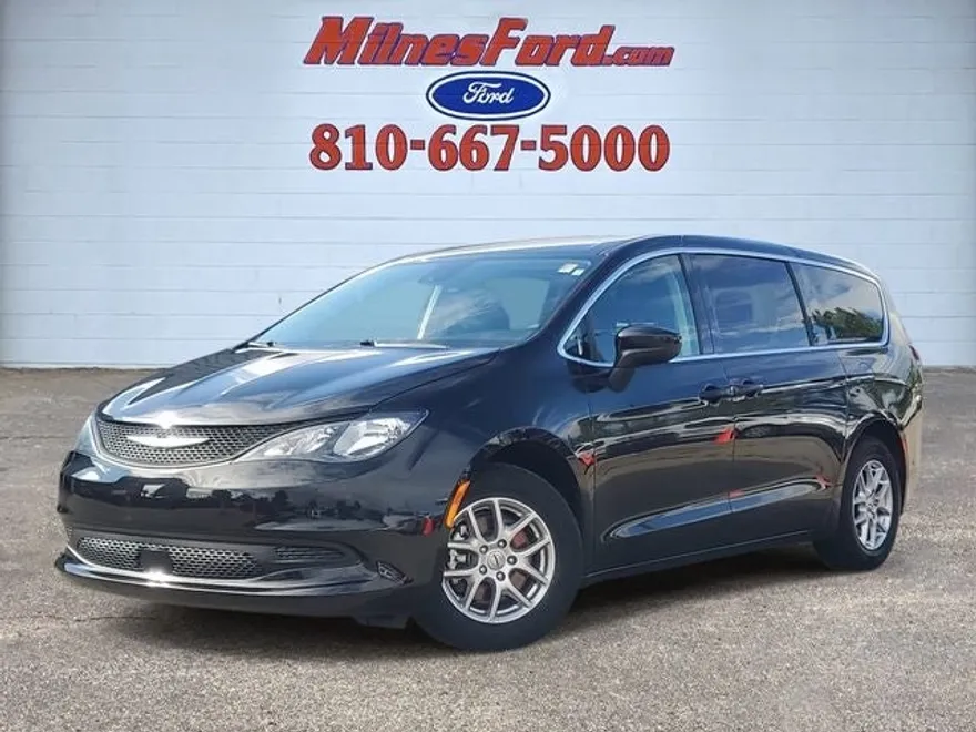 2023 Chrysler Voyager LX photo 1