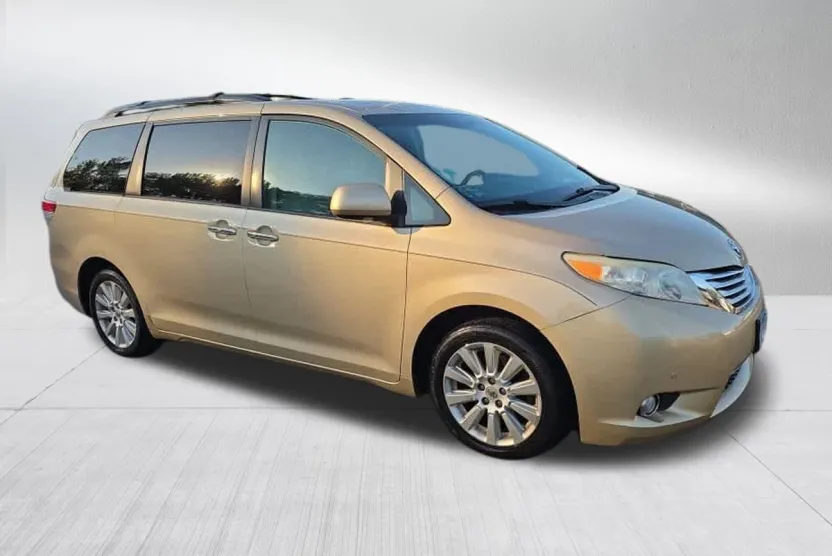 2012 Toyota Sienna XLE photo 1