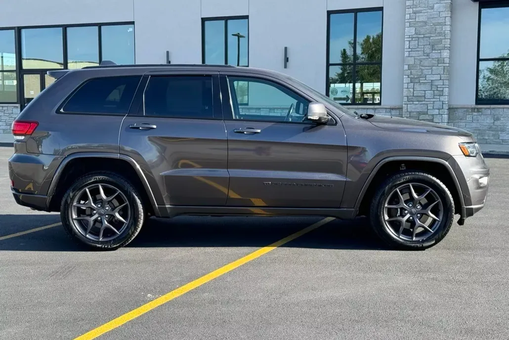 2021 Jeep Grand Cherokee Anniversary Edition photo 1