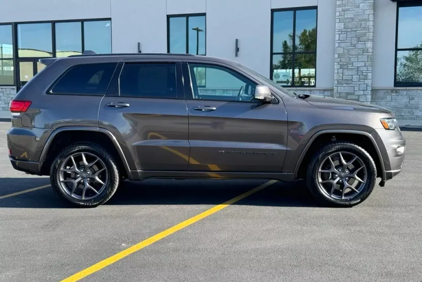 2021 Jeep Grand Cherokee Anniversary Edition photo 1
