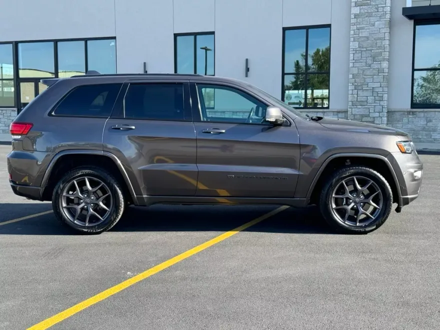 2021 Jeep Grand Cherokee Anniversary Edition photo 1