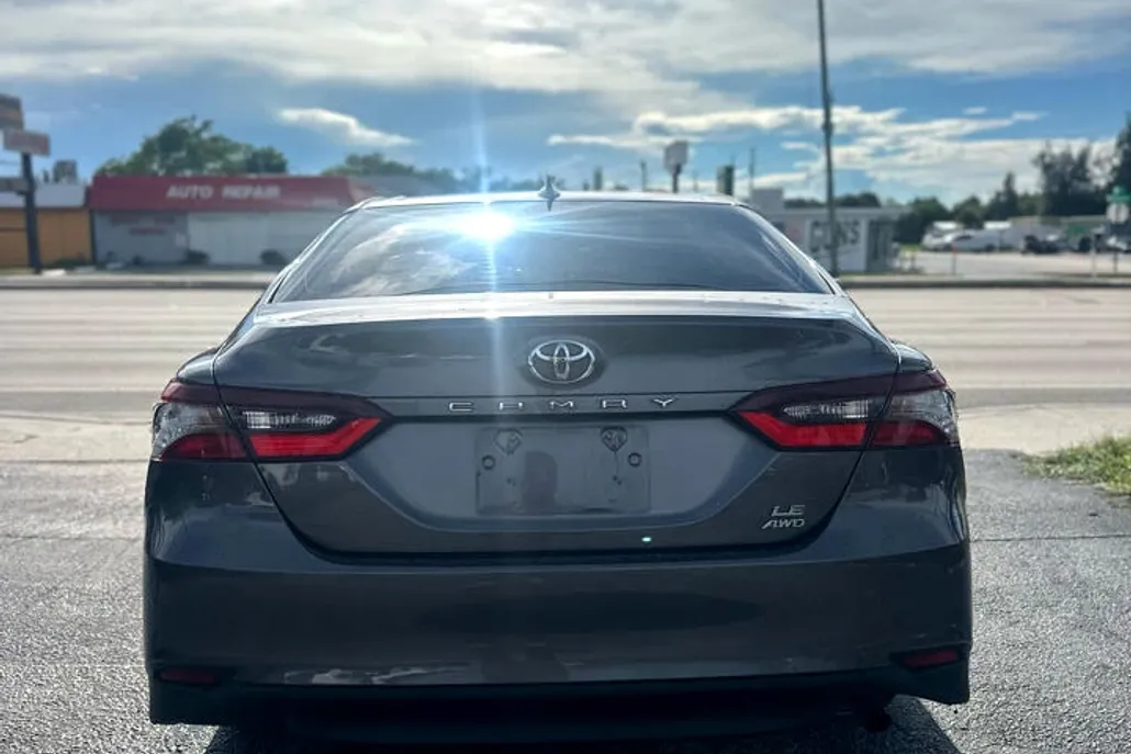 2022 Toyota Camry LE photo 1