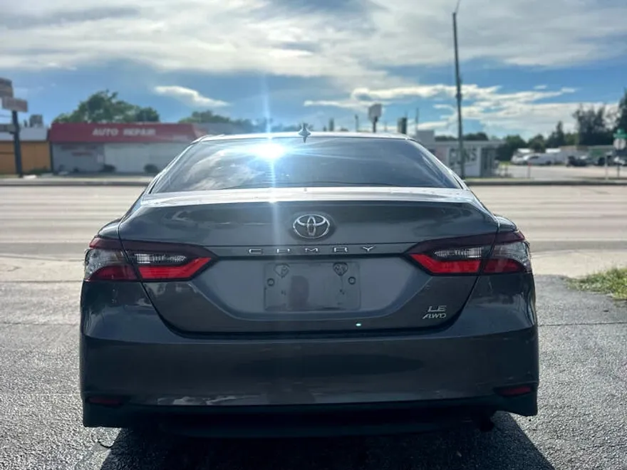 2022 Toyota Camry LE photo 1