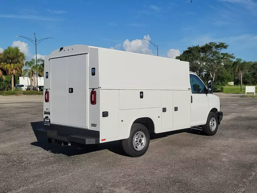 2025 Gmc Savana Cutaway 3500 photo 1