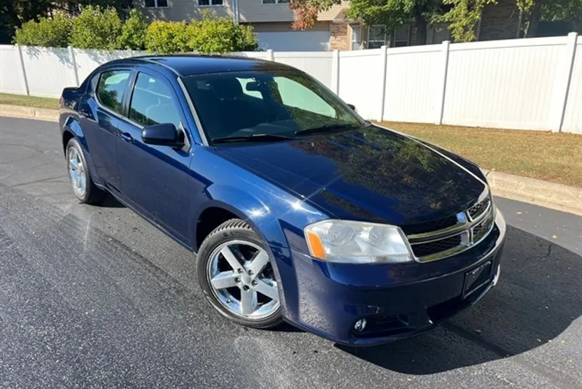 2013 Dodge Avenger SXT photo 1