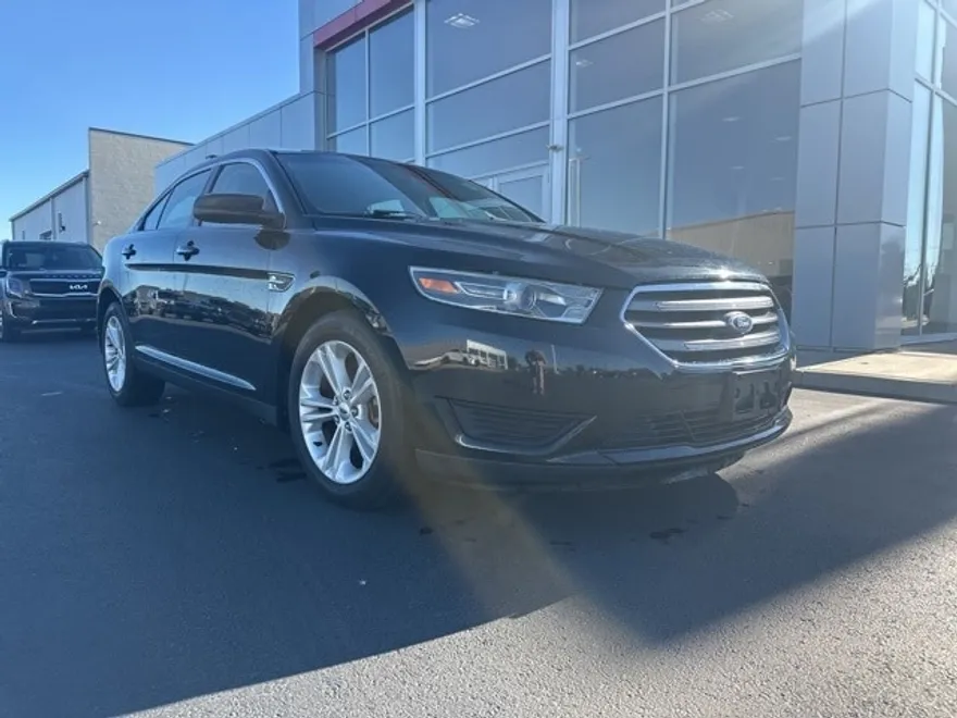 2015 Ford Taurus SE photo 1