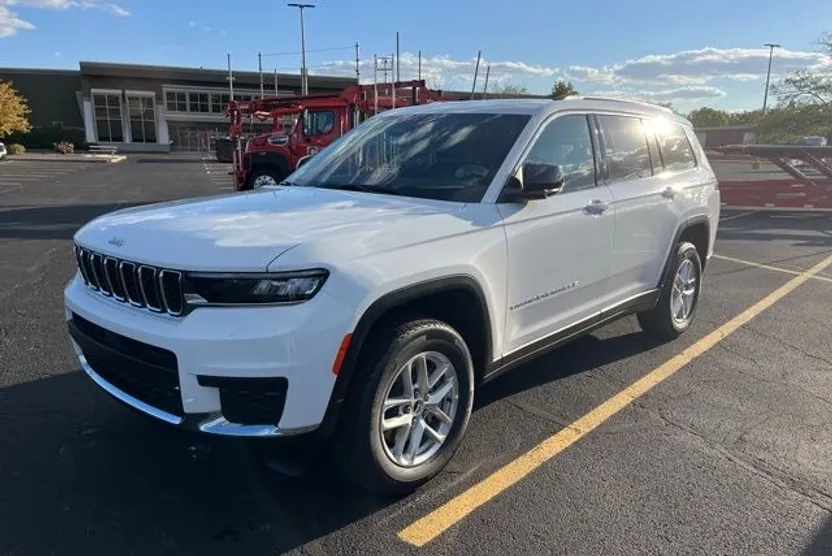 2025 Jeep Grand Cherokee Laredo Altitude photo 1
