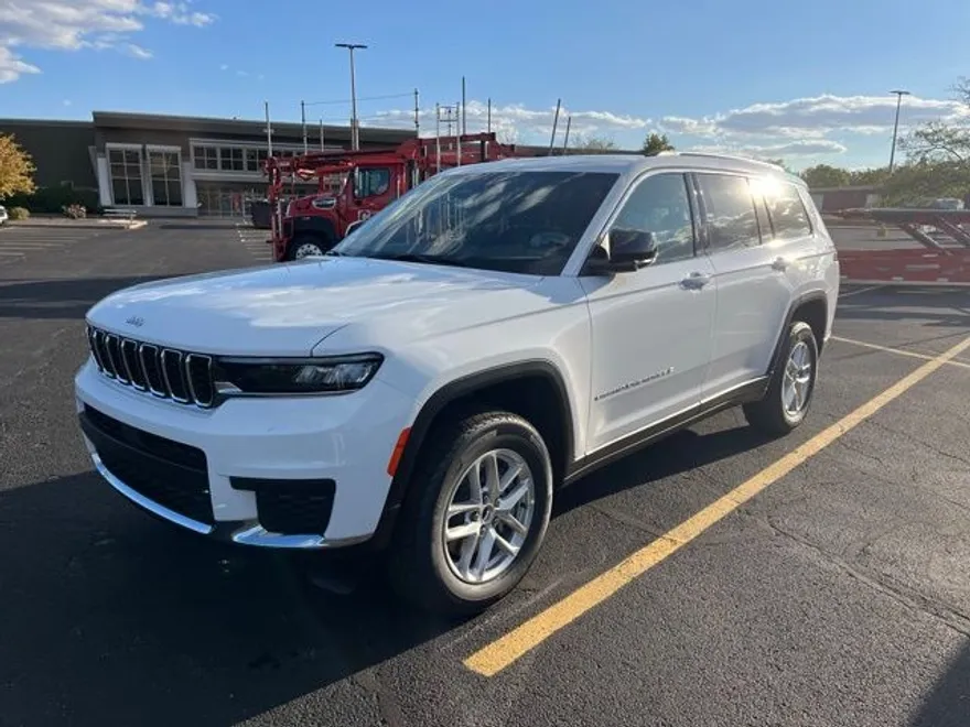 2025 Jeep Grand Cherokee Laredo Altitude photo 1