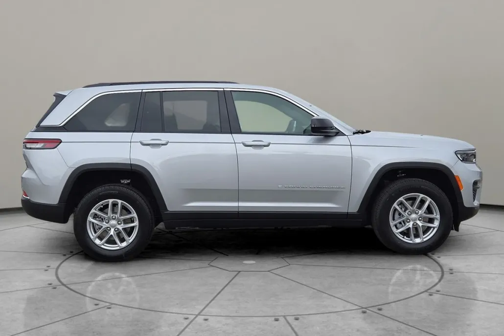 2025 Jeep Grand Cherokee Laredo Altitude photo 1