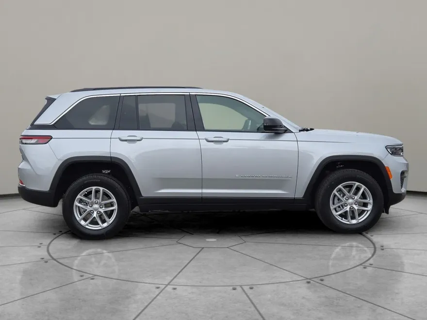 2025 Jeep Grand Cherokee Laredo Altitude photo 1