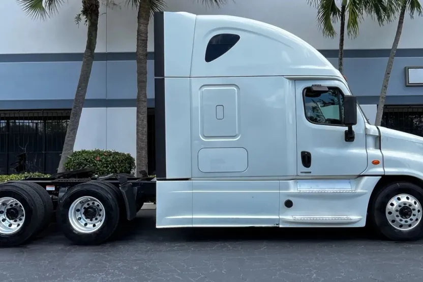 2019 Freightliner Cascadia 125" Sleeper Cab photo 1
