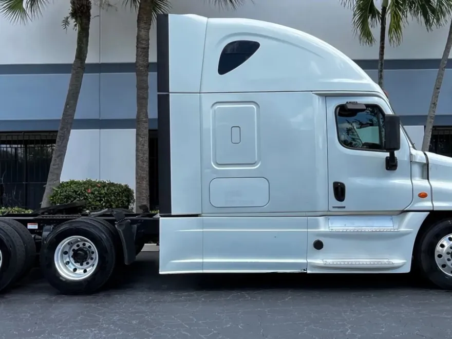 2019 Freightliner Cascadia 125" Sleeper Cab photo 1