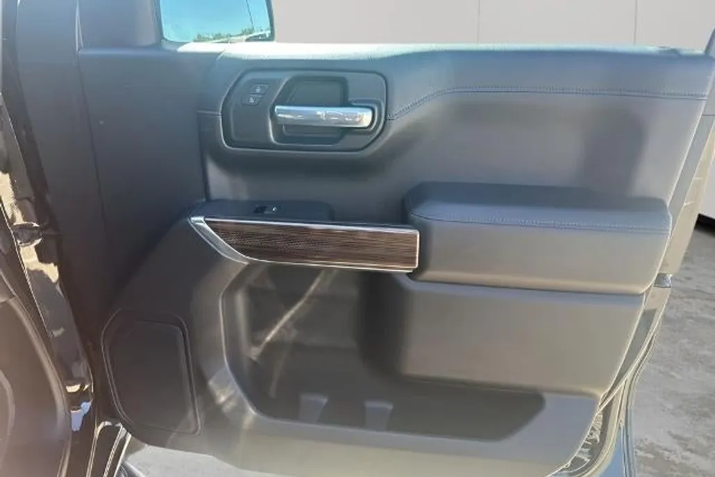 2021 Chevrolet Silverado 1500 LT photo 1
