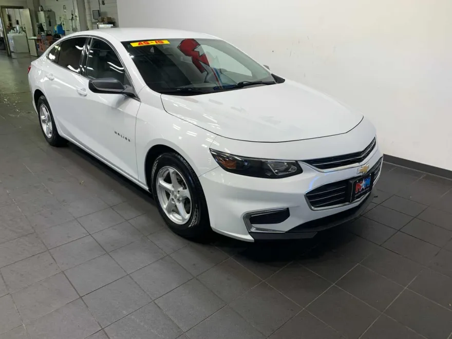 2016 Chevrolet Malibu LS photo 1