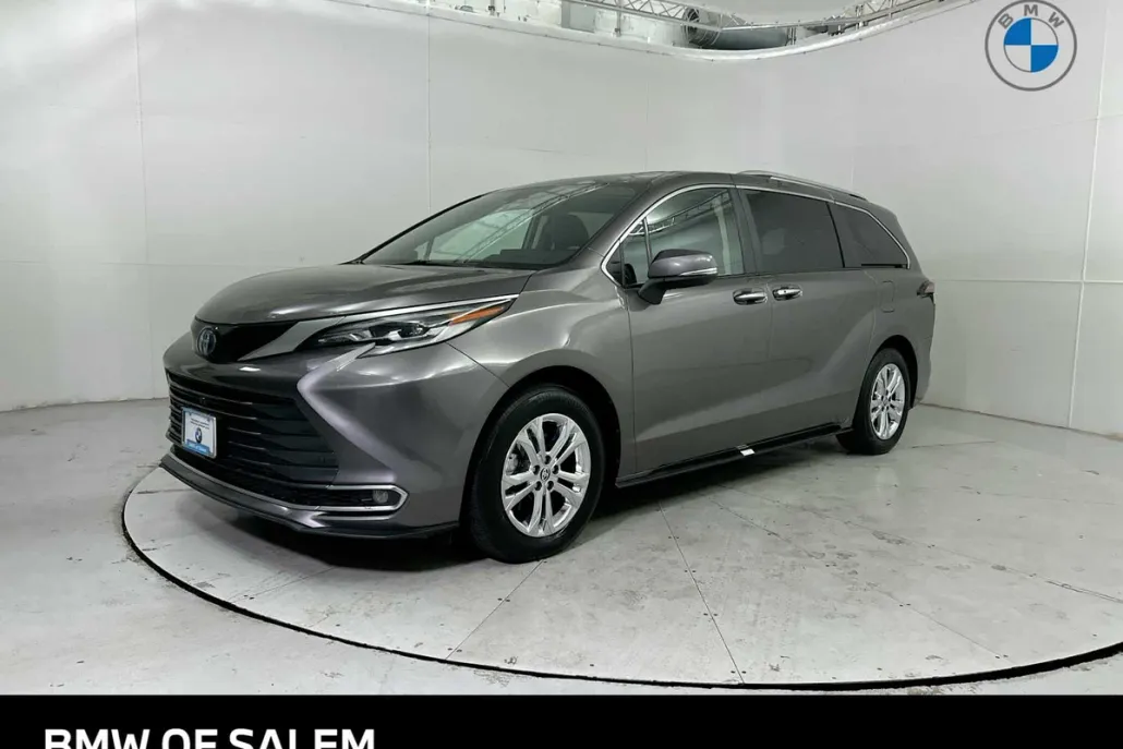 2022 Toyota Sienna Platinum photo 1