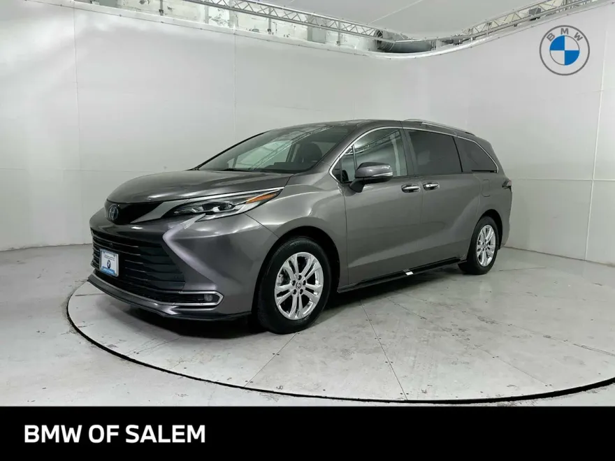 2022 Toyota Sienna Platinum photo 1