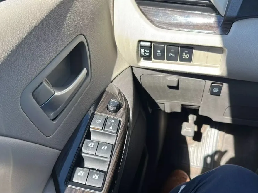 2015 Toyota Sienna XLE photo 1