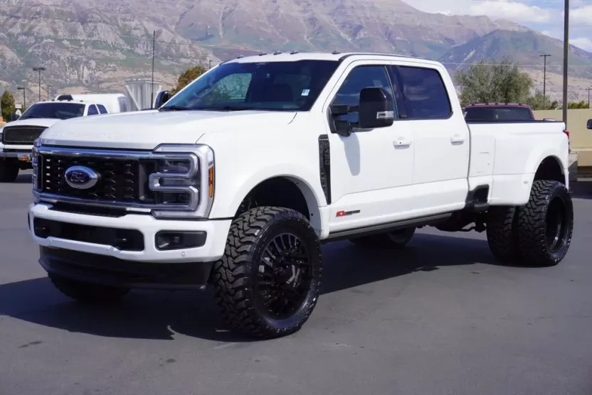 2025 Ford F-450 Platinum photo 1
