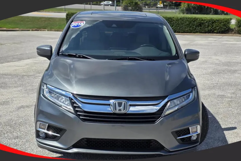 2018 Honda Odyssey Touring photo 1