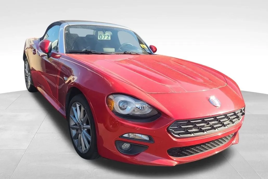 2017 Fiat 124 Spider Lusso photo 1