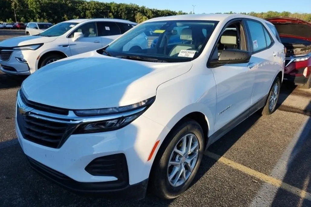 2022 Chevrolet Equinox LS photo 1