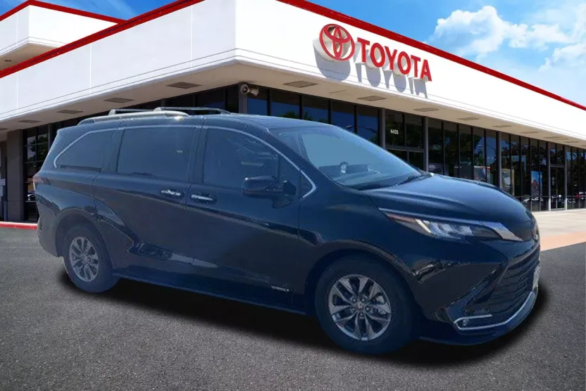 2021 Toyota Sienna XLE photo 1