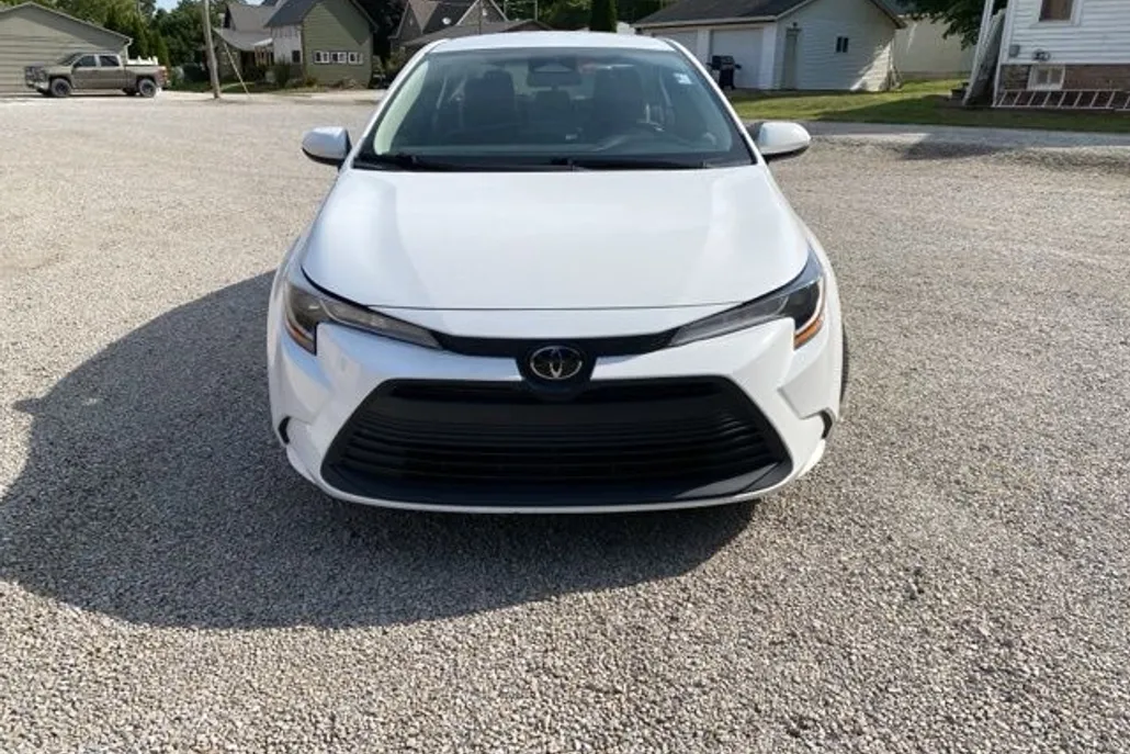 2023 Toyota Corolla LE photo 1