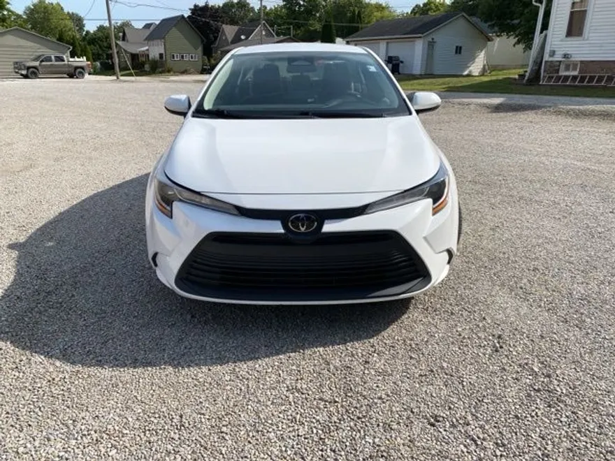 2023 Toyota Corolla LE photo 1