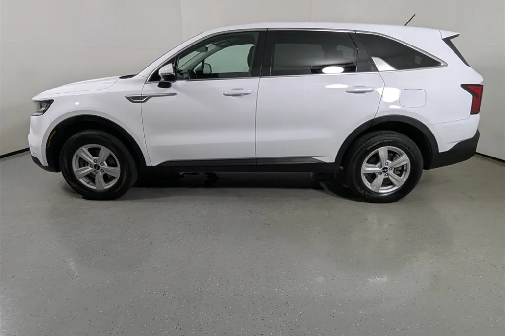 2022 Kia Sorento LX photo 1