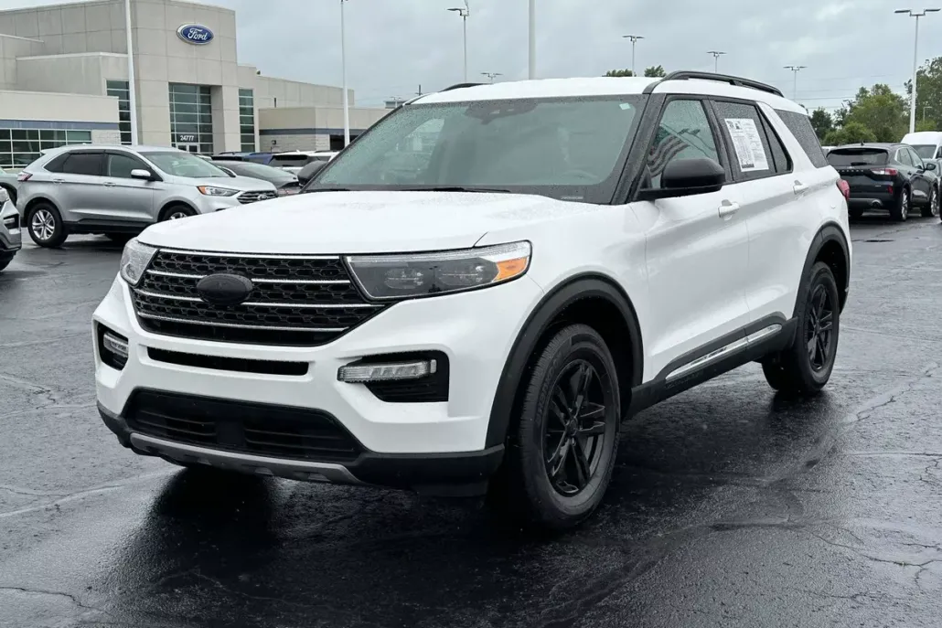 2023 Ford Explorer XLT photo 1