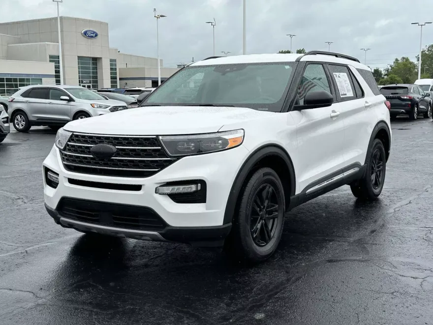 2023 Ford Explorer XLT photo 1