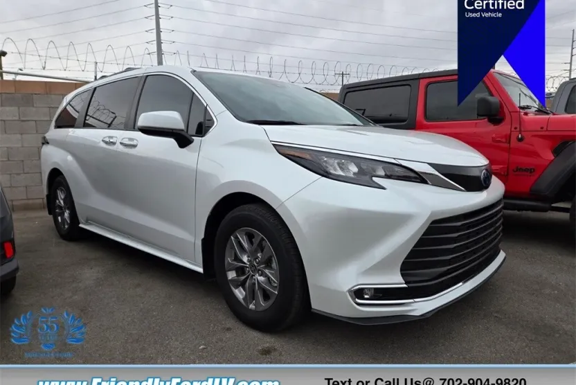 2024 Toyota Sienna XLE photo 1