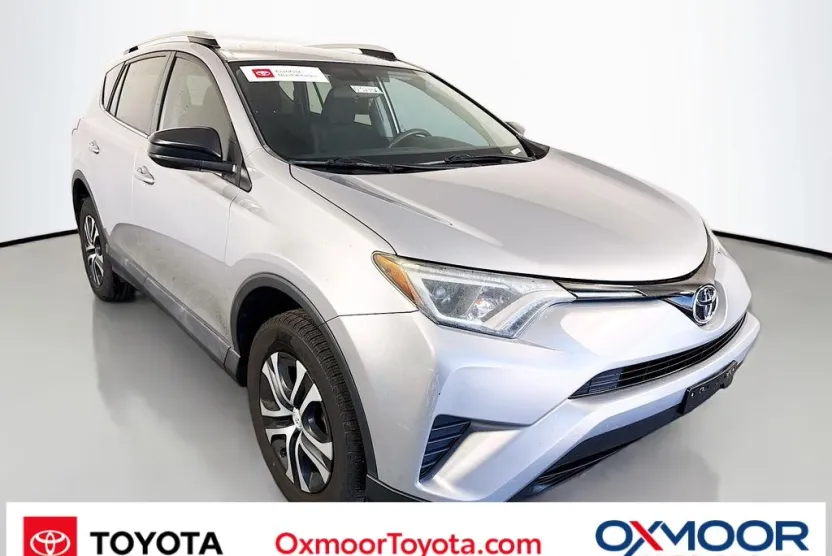 2016 Toyota RAV4 LE photo 1
