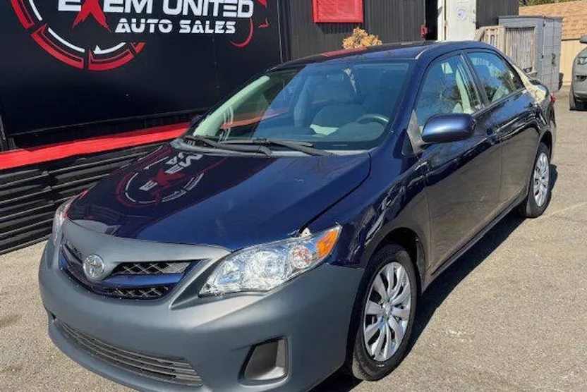 2012 Toyota Corolla LE photo 1