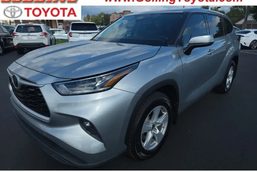 2021 Toyota Highlander LE photo 1