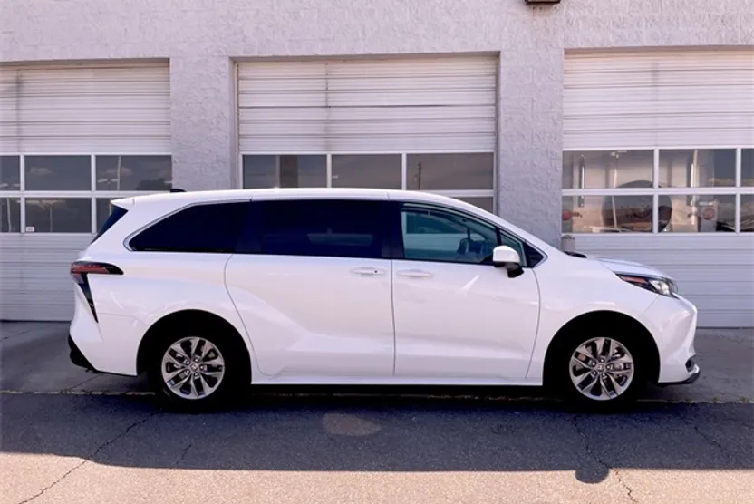 2024 Toyota Sienna LE photo 1