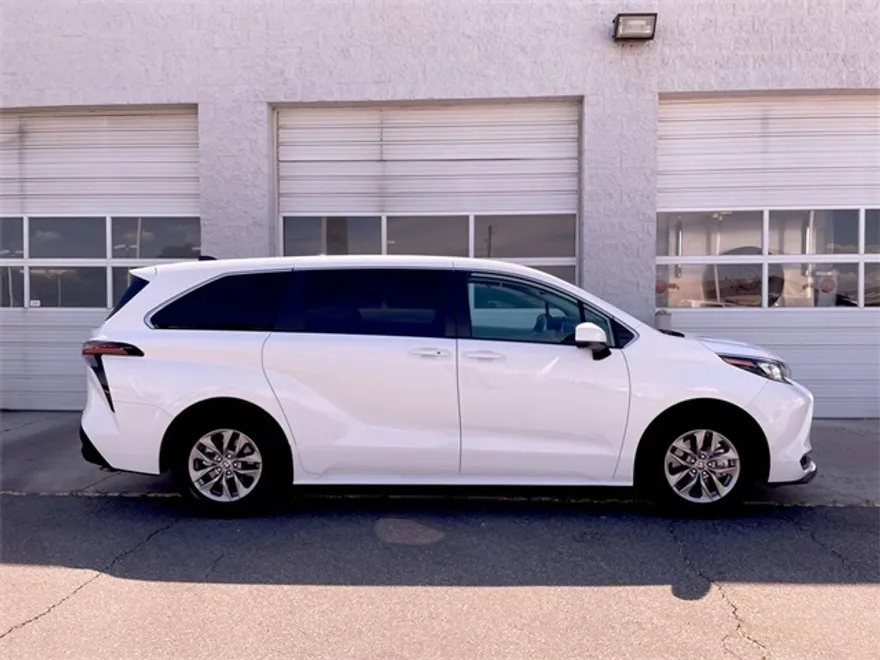 2024 Toyota Sienna LE photo 1