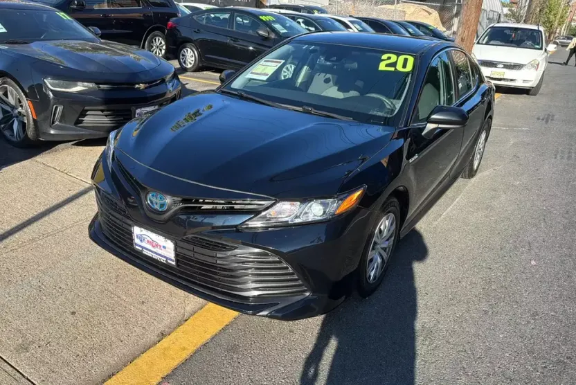 2020 Toyota Camry LE Hybrid photo 1