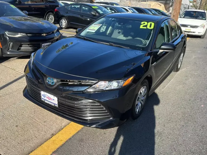 2020 Toyota Camry LE Hybrid photo 1