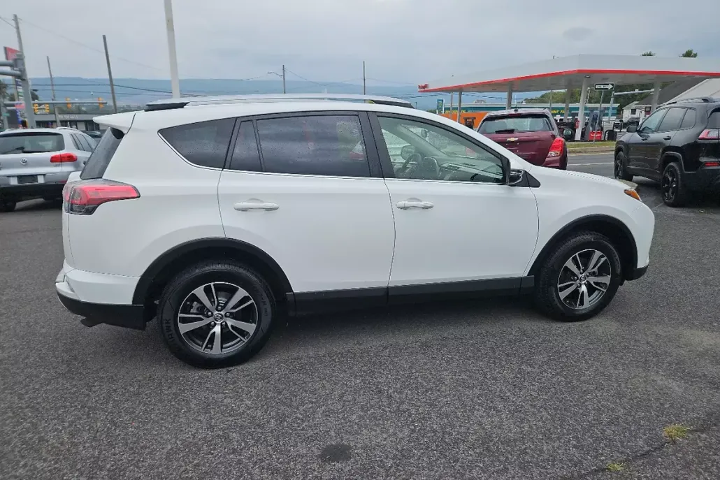 2018 Toyota RAV4 Adventure XLE photo 1