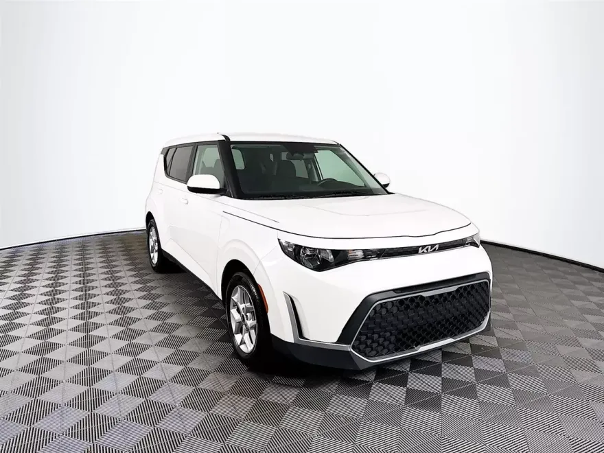 2023 Kia Soul LX photo 1