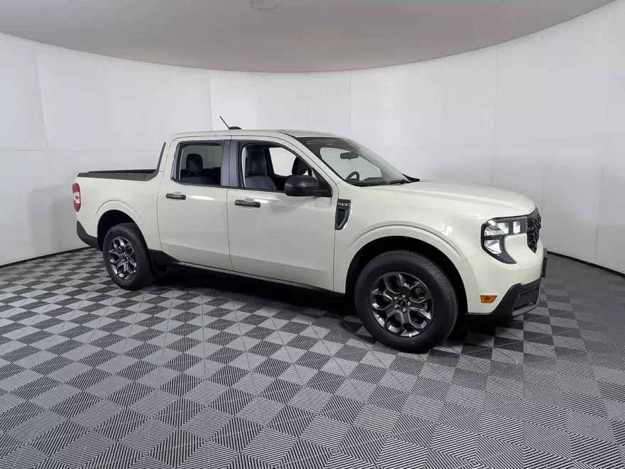 2025 Ford Maverick XLT photo 1
